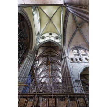 Application de la peinture à la chaux Galtane dans une cathédrale, bâtiment historique.